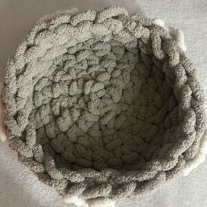 Handmade cozy knitted cat/dog bed🧶🧶